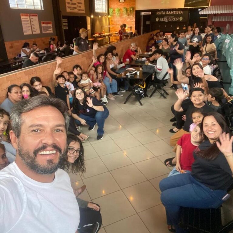 Confira como foi o dia das crianças da Abraccii no restaurante Rota Santista