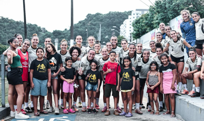 Crianças da Abraccii vivem manhã especial no CT Rei Pelé ao lado das Sereias da Vila