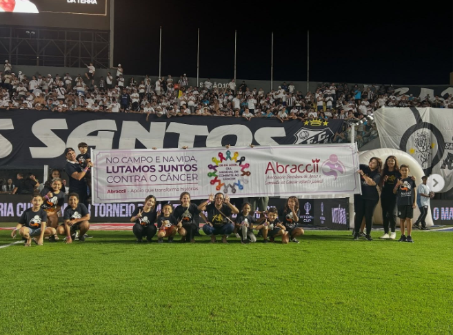 Crianças da Abraccii vivem manhã especial no CT Rei Pelé ao lado das Sereias da Vila