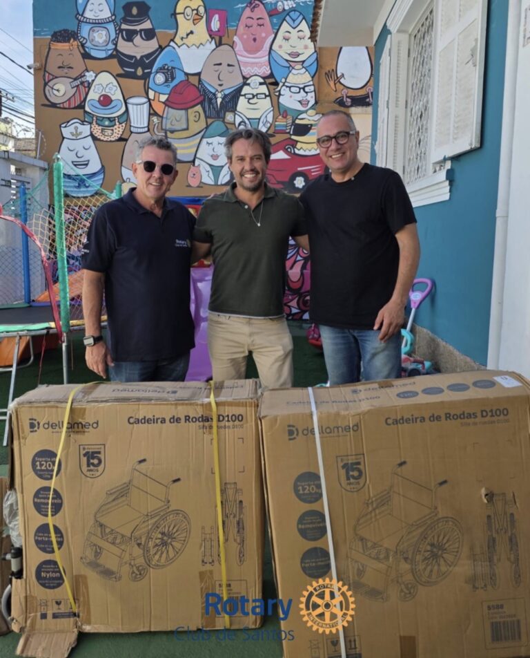 Rotary Club de Santos realiza doação de cadeiras de rodas à Abraccii