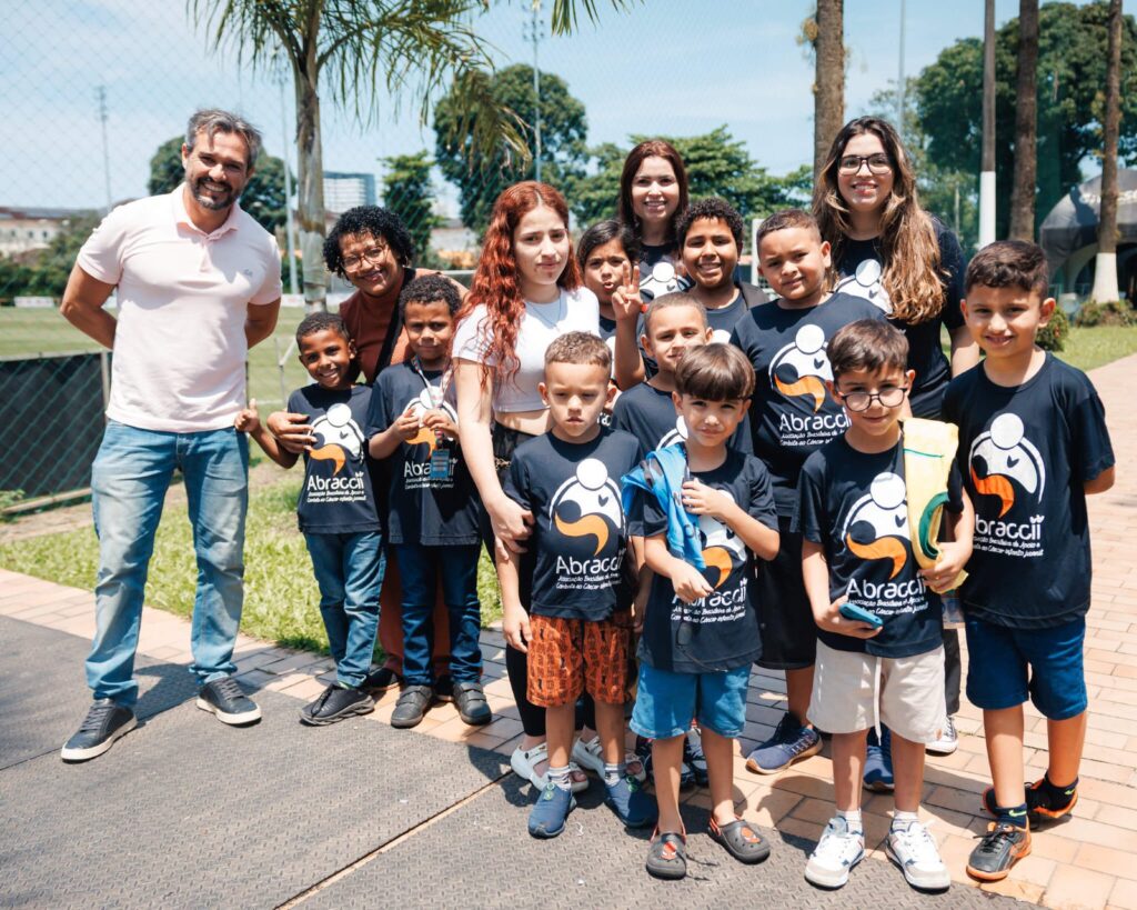 Crianças da ABRACCII visitam o CT Rei Pelé