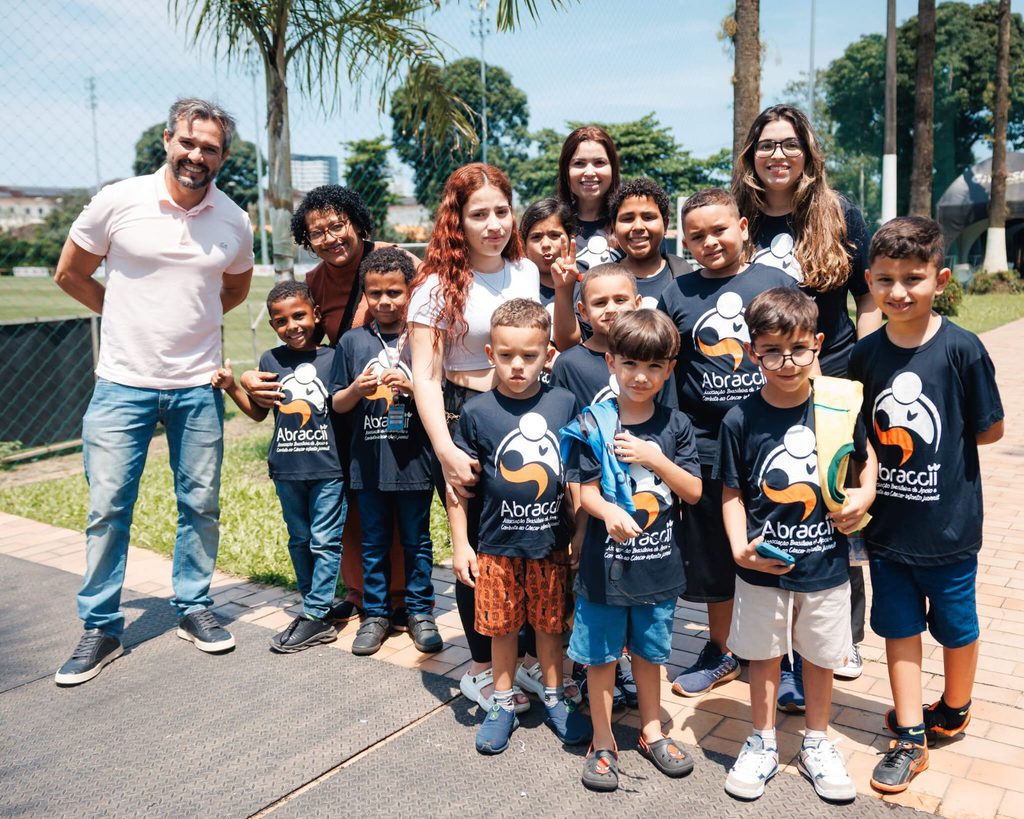 Crianças da ABRACCII visitam o CT Rei Pelé