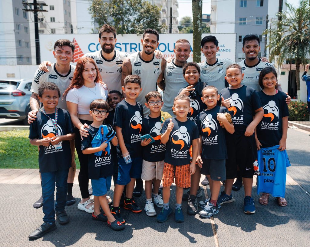 Crianças da ABRACCII visitam o CT Rei Pelé